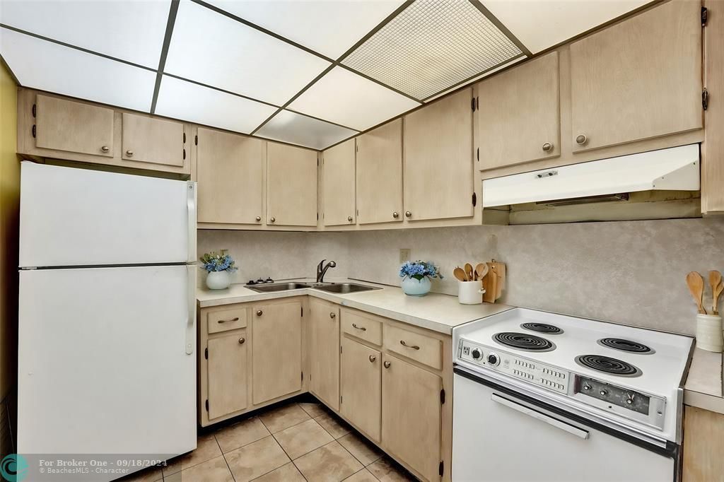 Active With Contract: $159,000 (1 beds, 1 baths, 750 Square Feet)