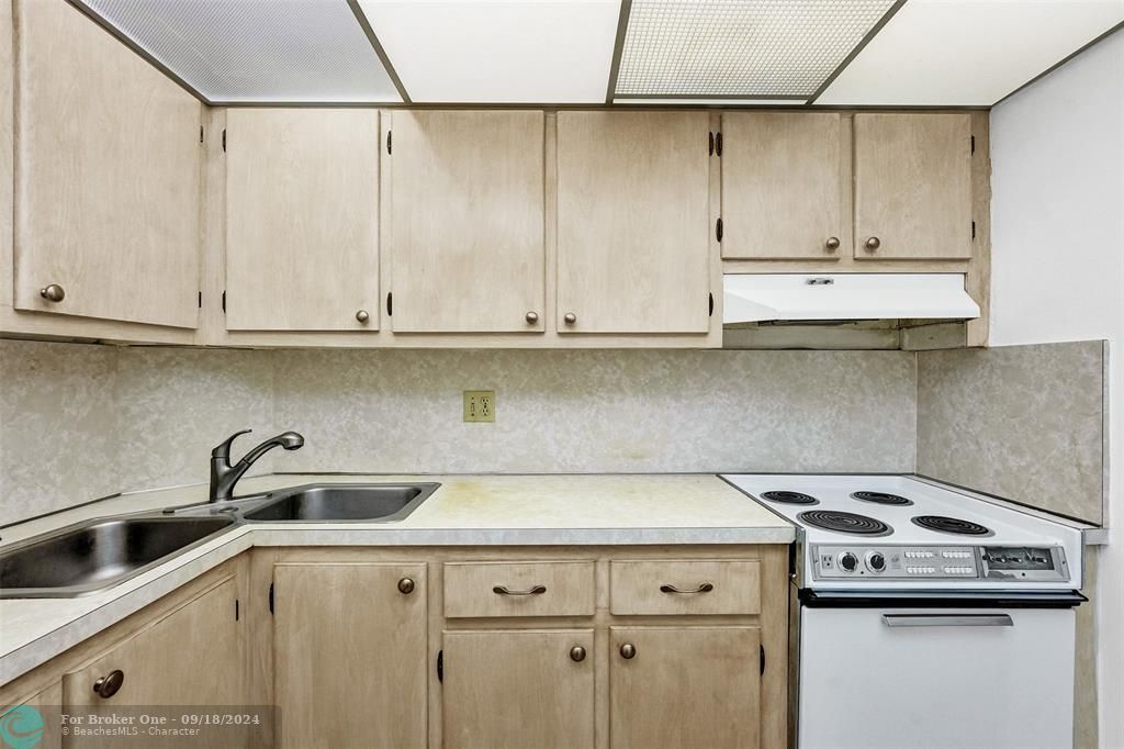 Active With Contract: $159,000 (1 beds, 1 baths, 750 Square Feet)