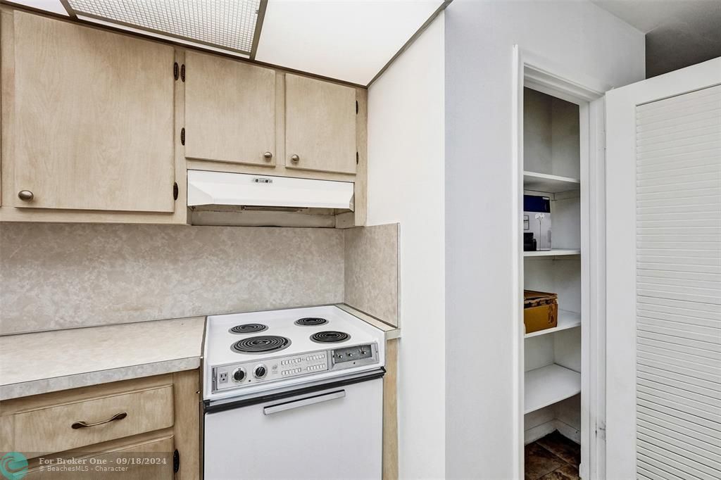 Active With Contract: $159,000 (1 beds, 1 baths, 750 Square Feet)