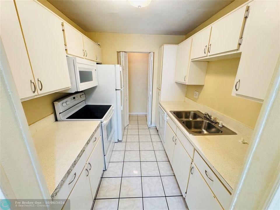 For Rent: $2,000 (2 beds, 2 baths, 900 Square Feet)