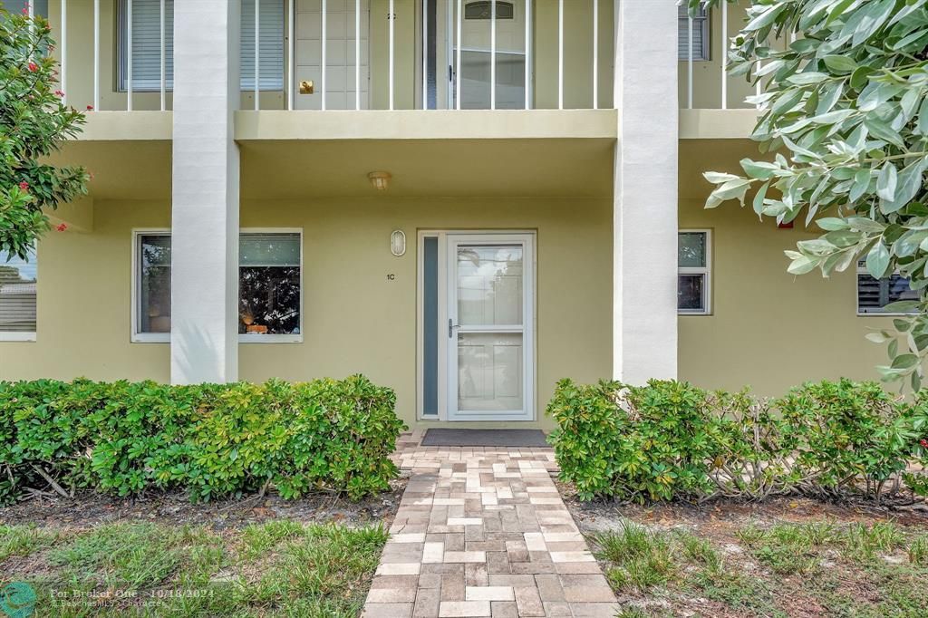 Active With Contract: $440,000 (2 beds, 2 baths, 972 Square Feet)