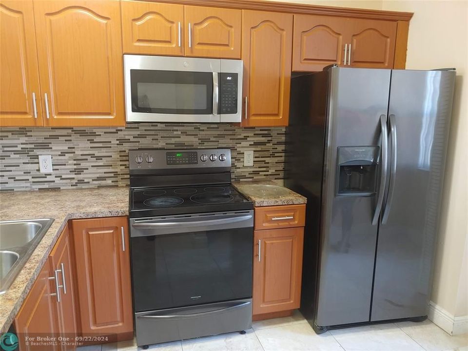 For Sale: $195,000 (2 beds, 2 baths, 965 Square Feet)