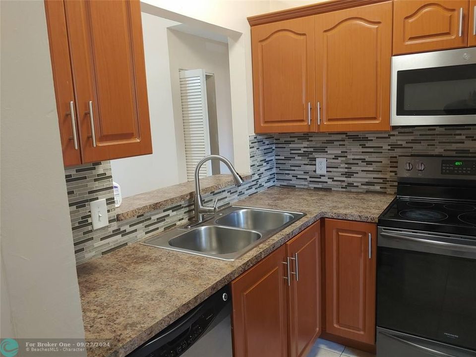 For Sale: $195,000 (2 beds, 2 baths, 965 Square Feet)