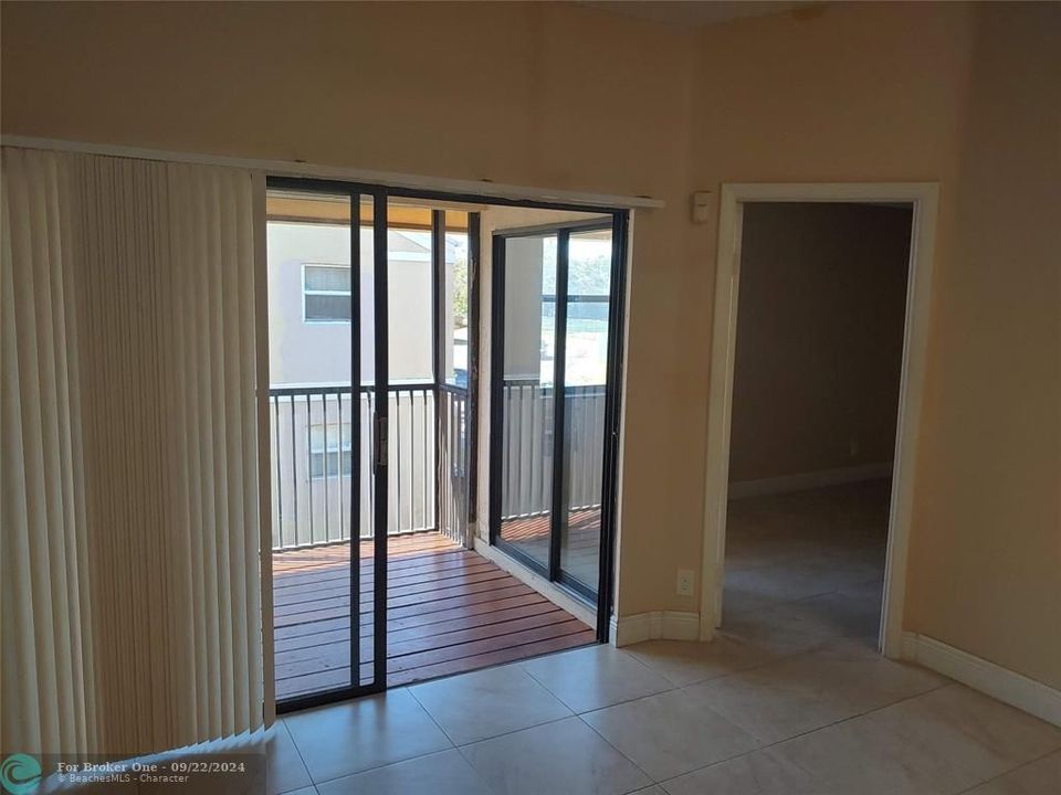 For Sale: $195,000 (2 beds, 2 baths, 965 Square Feet)