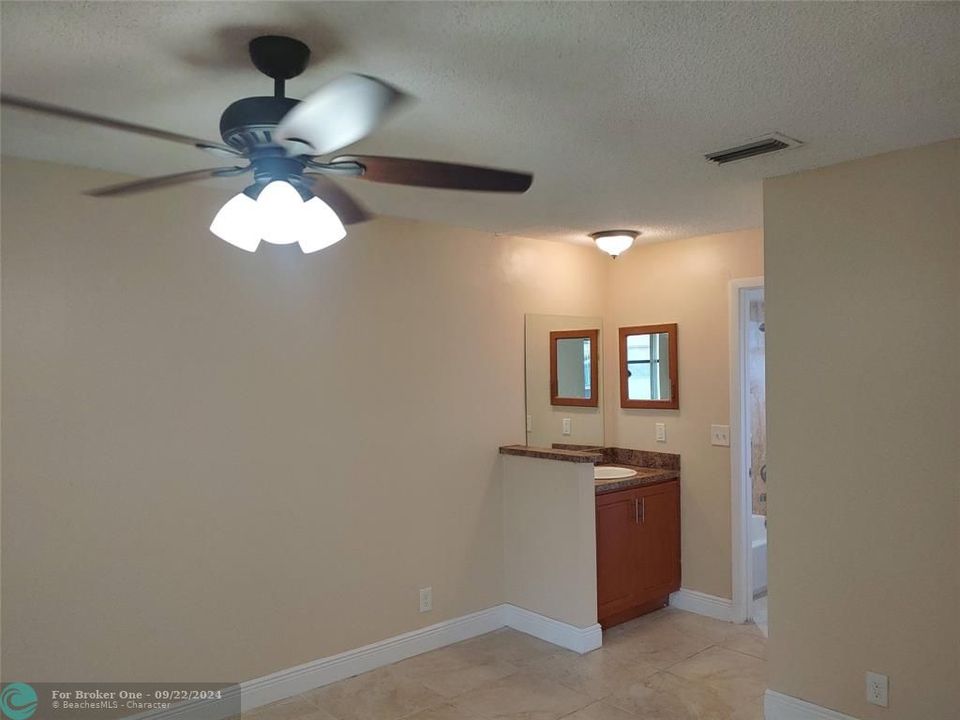 For Sale: $195,000 (2 beds, 2 baths, 965 Square Feet)