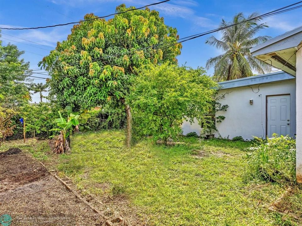 Active With Contract: $490,000 (4 beds, 2 baths, 1941 Square Feet)