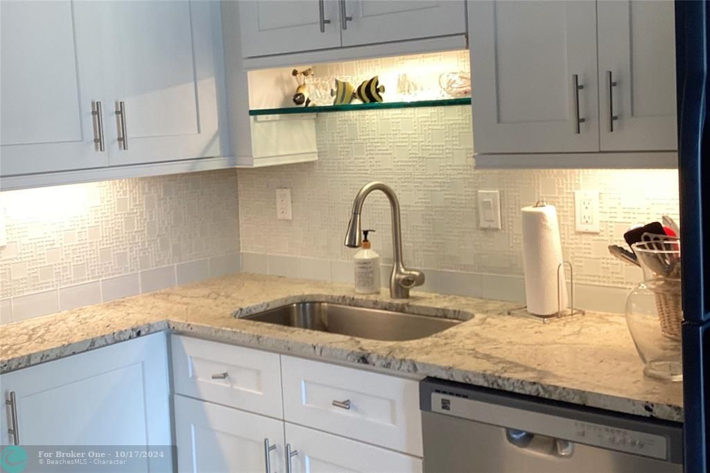 Active With Contract: $3,300 (2 beds, 2 baths, 1070 Square Feet)