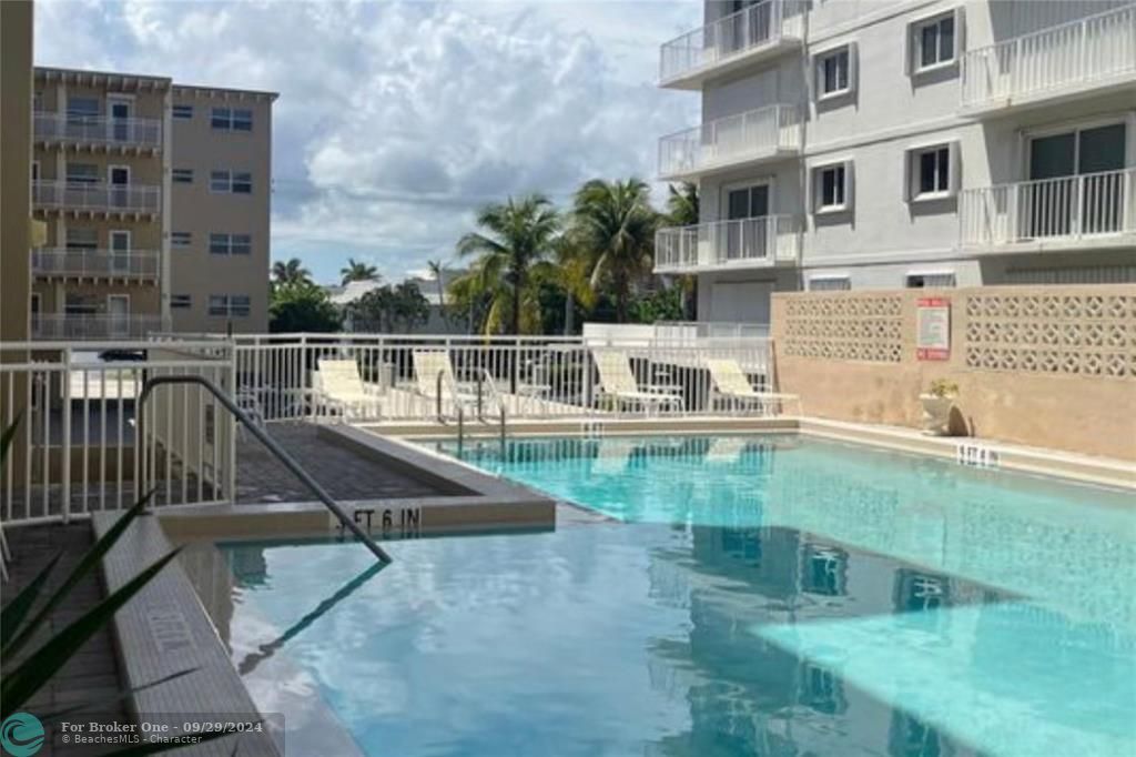 Active With Contract: $3,300 (2 beds, 2 baths, 1070 Square Feet)