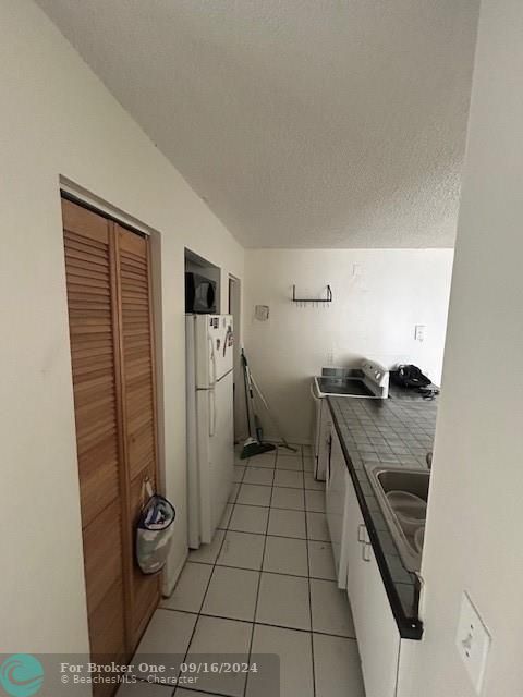 For Sale: $189,000 (1 beds, 1 baths, 918 Square Feet)