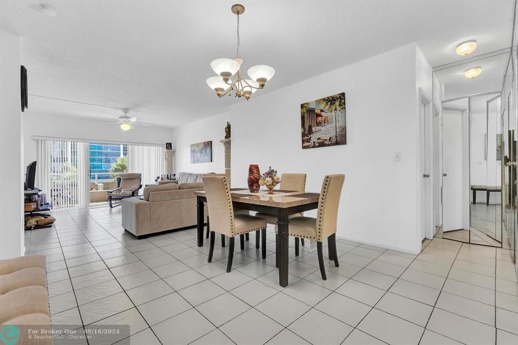 For Sale: $235,000 (1 beds, 1 baths, 870 Square Feet)