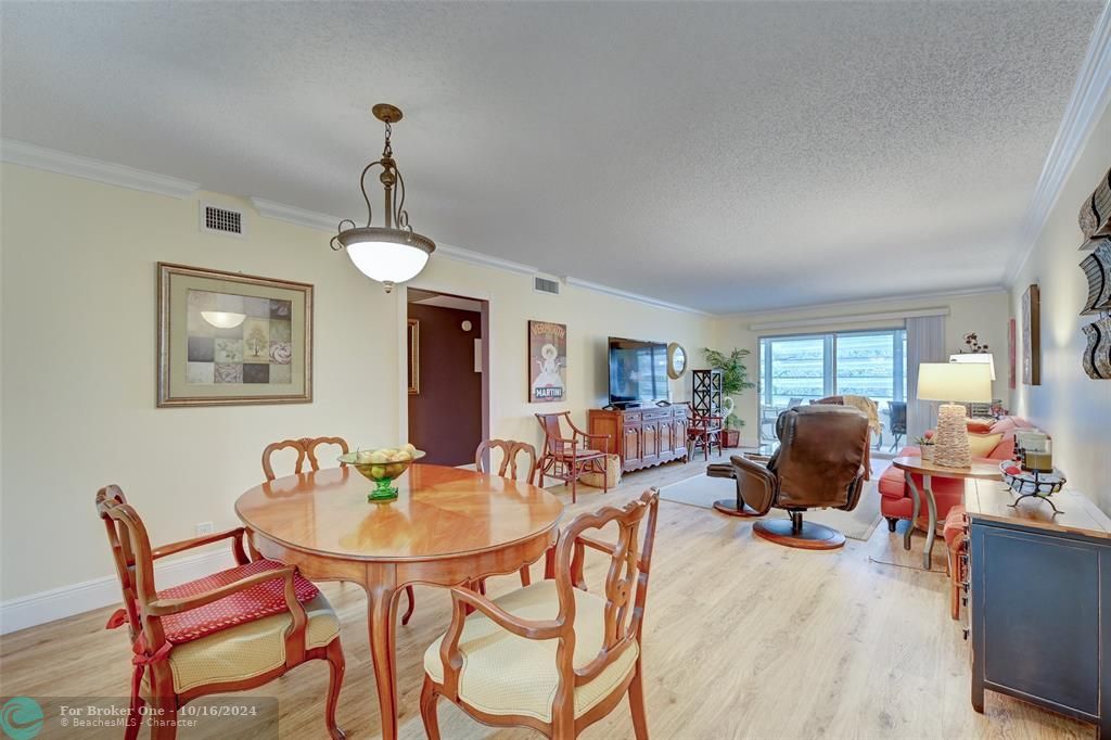 Active With Contract: $199,900 (2 beds, 2 baths, 1161 Square Feet)