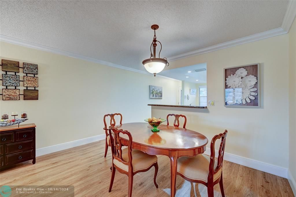 Active With Contract: $199,900 (2 beds, 2 baths, 1161 Square Feet)