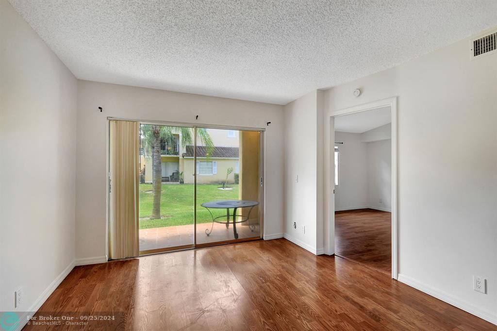 Active With Contract: $1,900 (2 beds, 2 baths, 920 Square Feet)