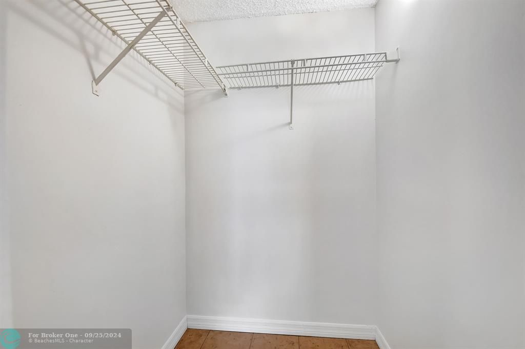 Active With Contract: $1,900 (2 beds, 2 baths, 920 Square Feet)