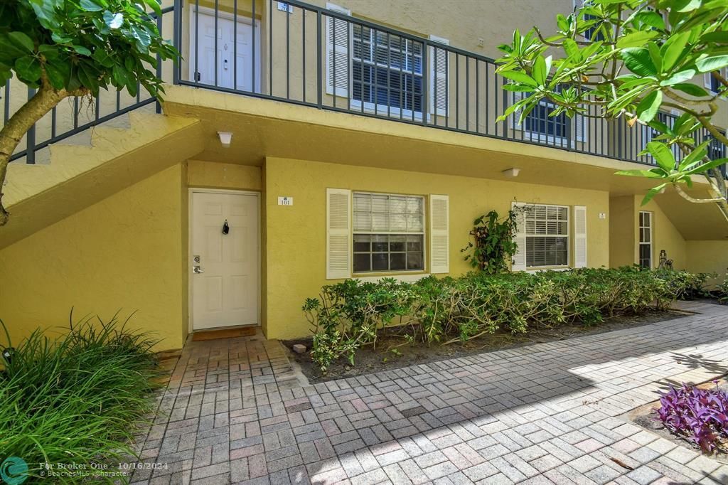 Active With Contract: $1,900 (2 beds, 2 baths, 920 Square Feet)