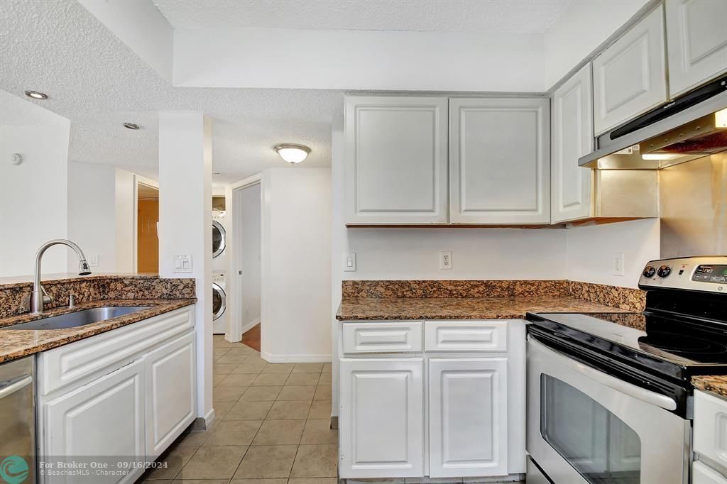 Active With Contract: $1,900 (2 beds, 2 baths, 920 Square Feet)