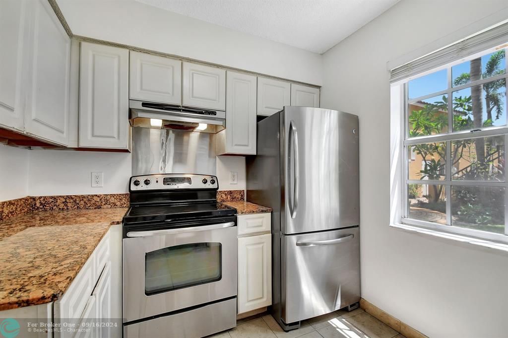 Active With Contract: $1,900 (2 beds, 2 baths, 920 Square Feet)