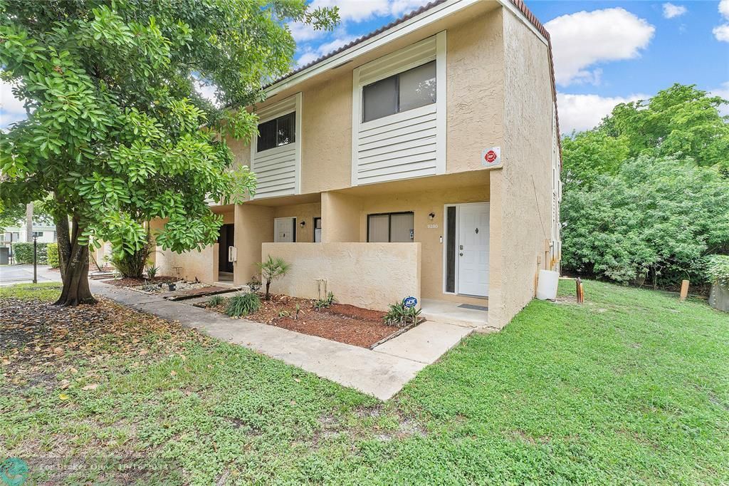 Active With Contract: $225,990 (2 beds, 1 baths, 988 Square Feet)