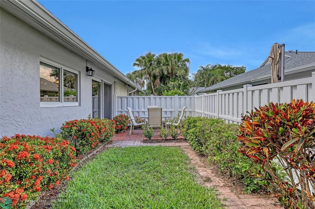 Active With Contract: $369,900 (2 beds, 2 baths, 1148 Square Feet)