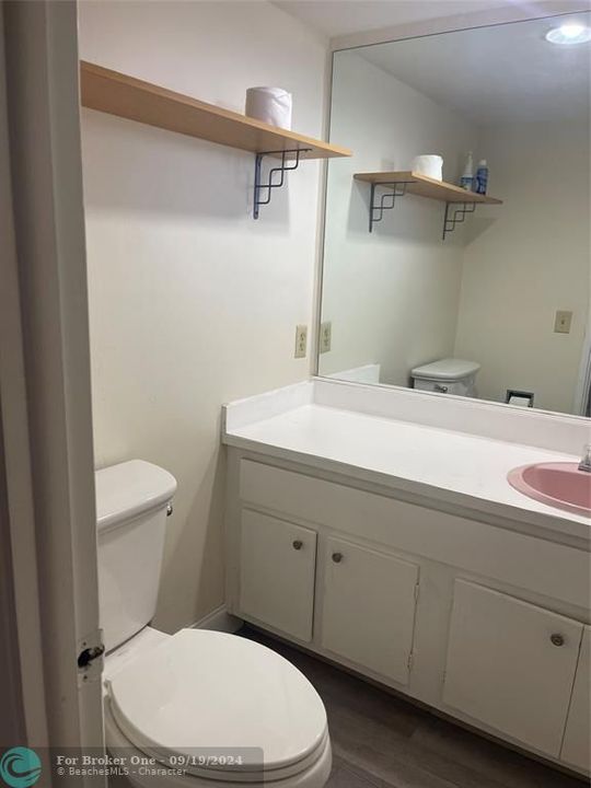 For Rent: $1,700 (1 beds, 1 baths, 960 Square Feet)