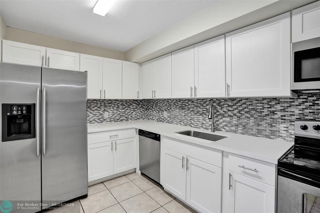 Active With Contract: $1,950 (2 beds, 2 baths, 1096 Square Feet)