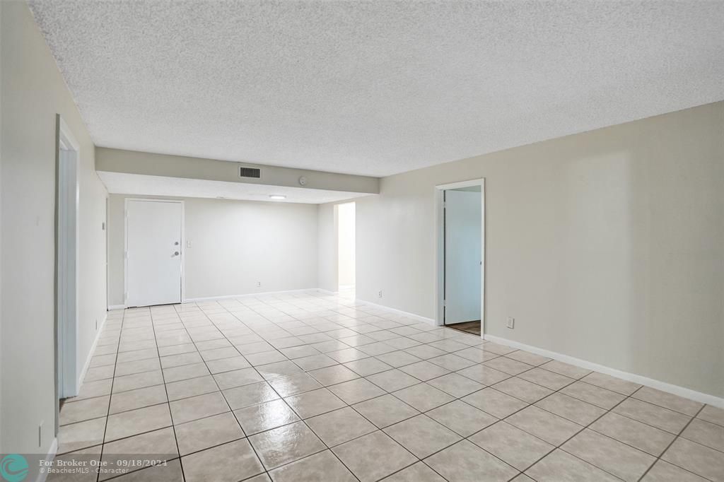 Active With Contract: $1,950 (2 beds, 2 baths, 1096 Square Feet)