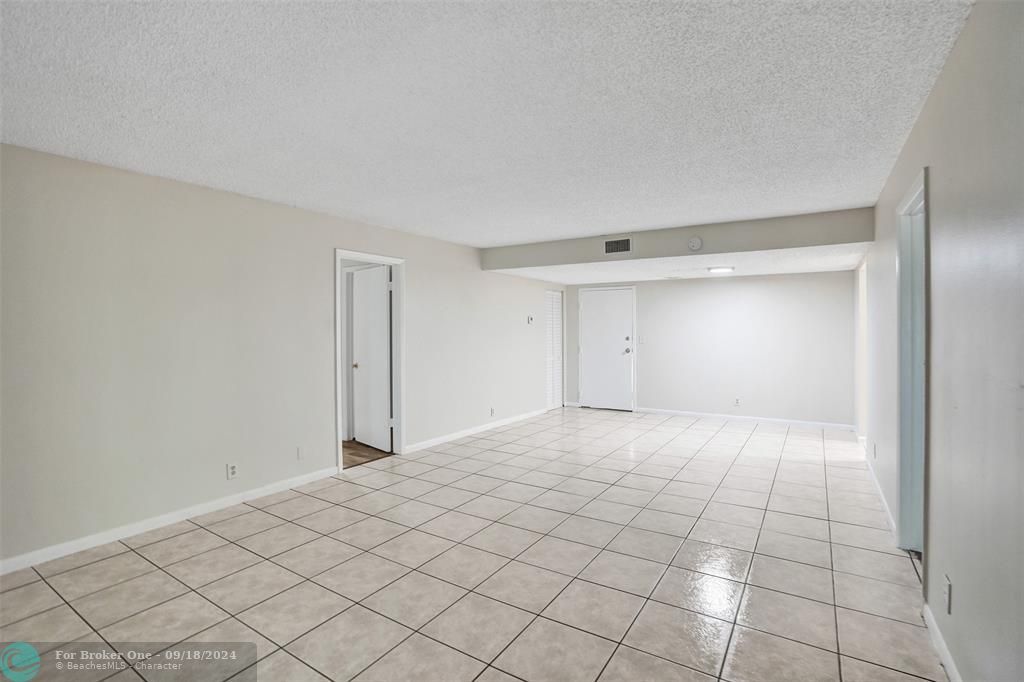 Active With Contract: $1,950 (2 beds, 2 baths, 1096 Square Feet)