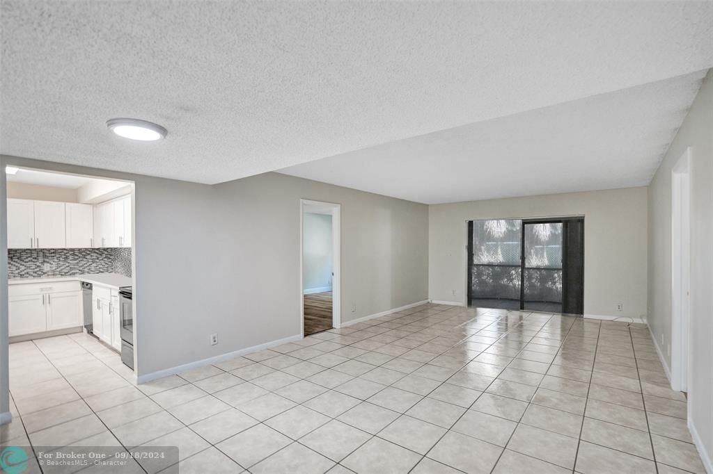 Active With Contract: $1,950 (2 beds, 2 baths, 1096 Square Feet)