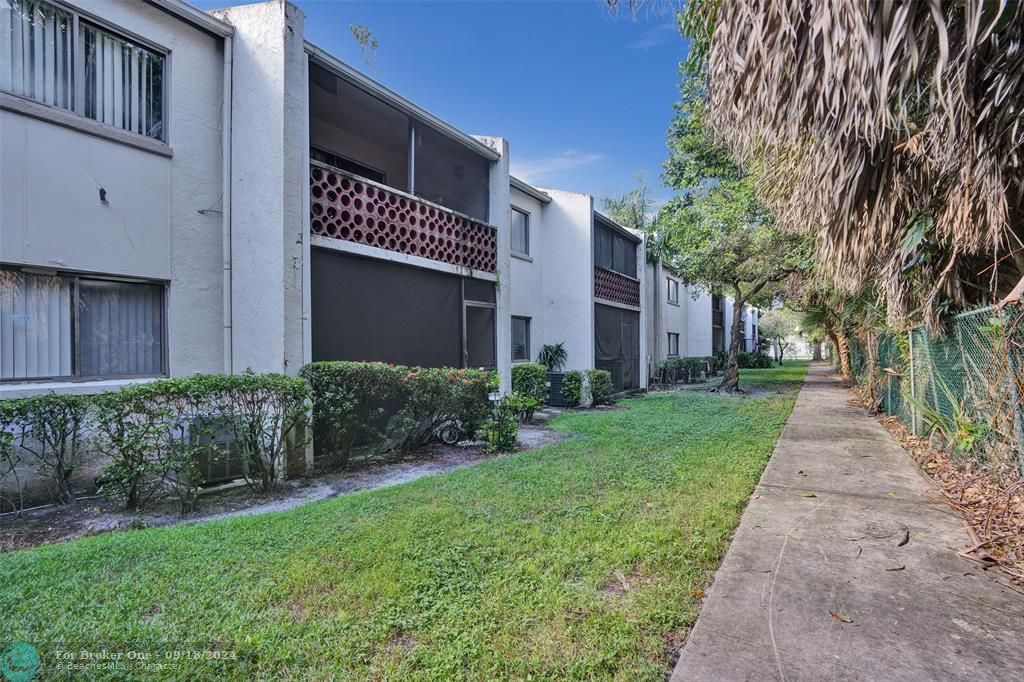 Active With Contract: $1,950 (2 beds, 2 baths, 1096 Square Feet)