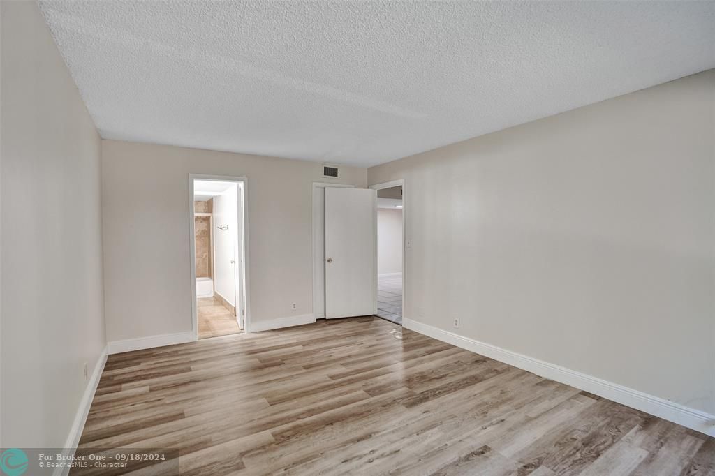 Active With Contract: $1,950 (2 beds, 2 baths, 1096 Square Feet)