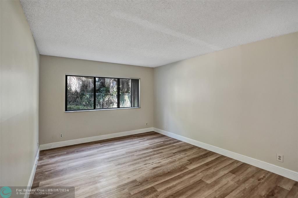 Active With Contract: $1,950 (2 beds, 2 baths, 1096 Square Feet)