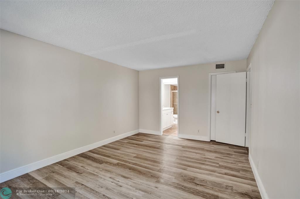 Active With Contract: $1,950 (2 beds, 2 baths, 1096 Square Feet)