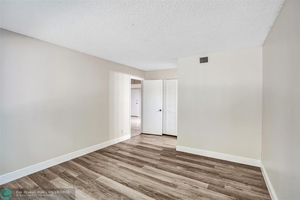 Active With Contract: $1,950 (2 beds, 2 baths, 1096 Square Feet)