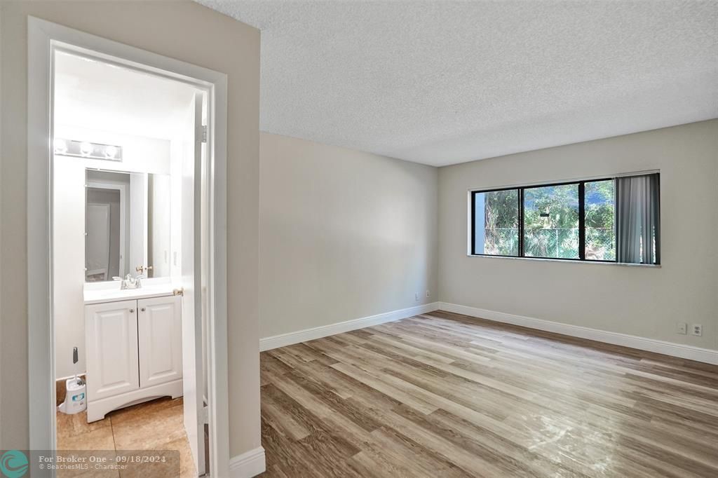 Active With Contract: $1,950 (2 beds, 2 baths, 1096 Square Feet)