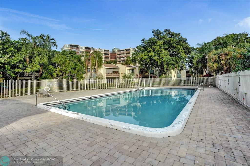 Active With Contract: $1,950 (2 beds, 2 baths, 1096 Square Feet)