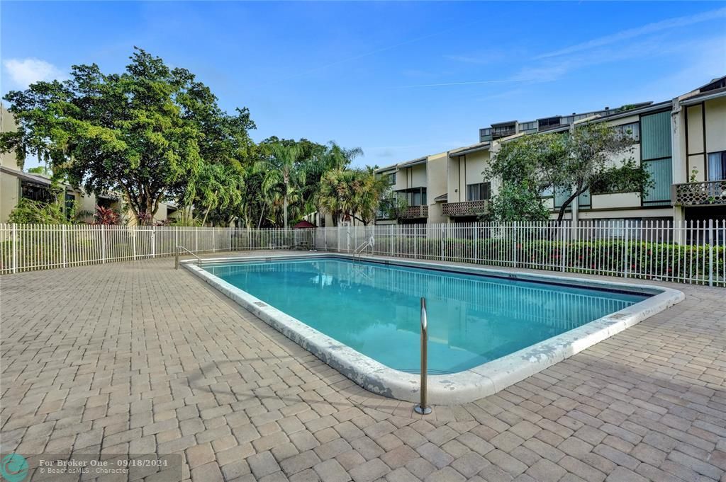 Active With Contract: $1,950 (2 beds, 2 baths, 1096 Square Feet)