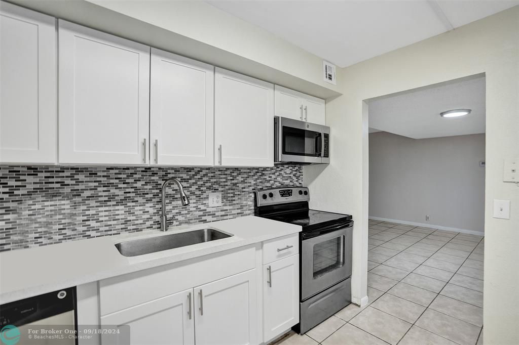 Active With Contract: $1,950 (2 beds, 2 baths, 1096 Square Feet)