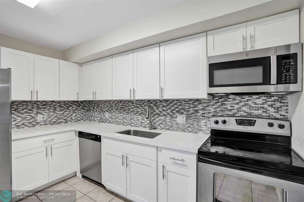 Active With Contract: $1,950 (2 beds, 2 baths, 1096 Square Feet)