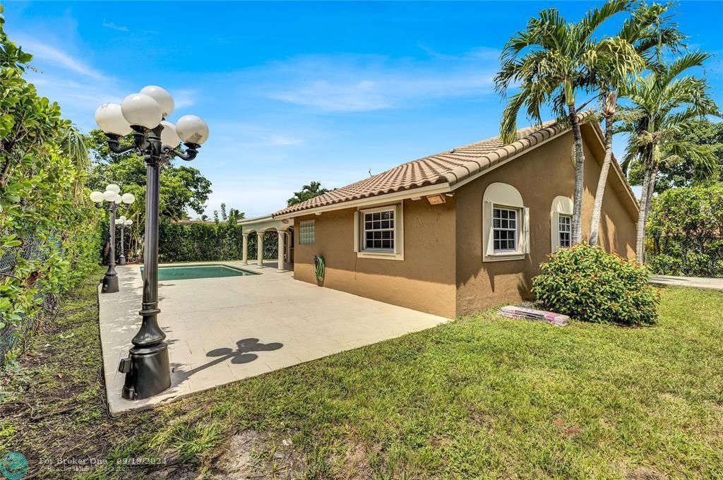 For Sale: $675,000 (3 beds, 2 baths, 1923 Square Feet)