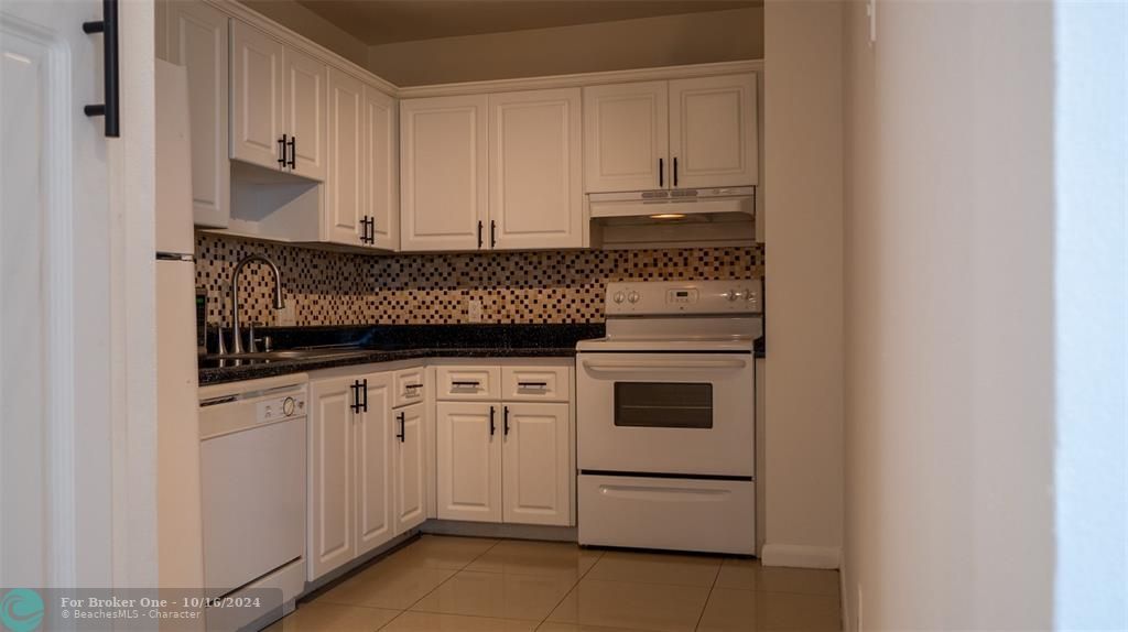 For Sale: $350,000 (2 beds, 2 baths, 1096 Square Feet)