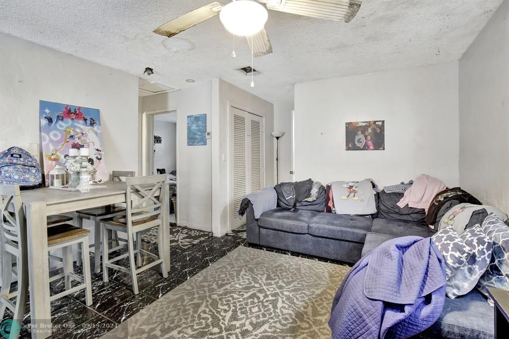 Active With Contract: $320,000 (2 beds, 1 baths, 910 Square Feet)