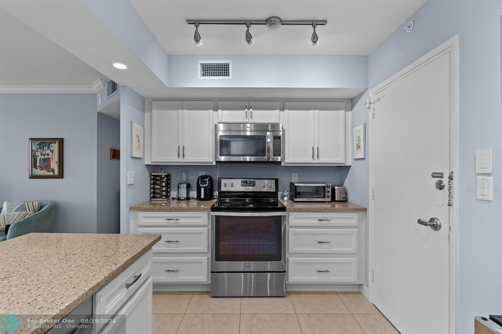 Active With Contract: $269,900 (1 beds, 1 baths, 800 Square Feet)