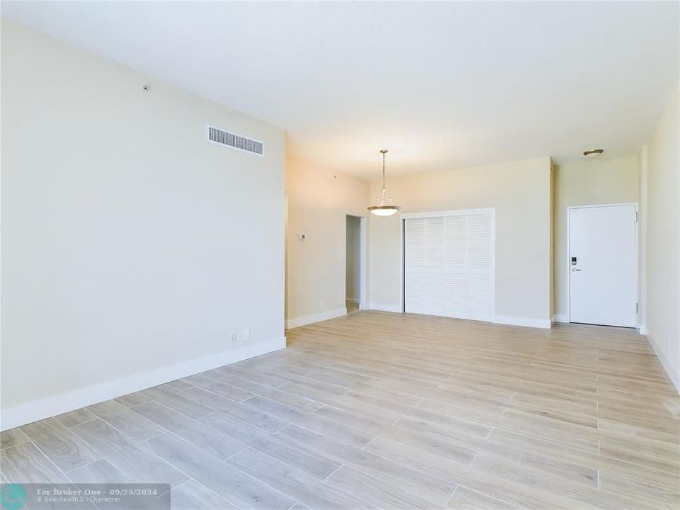 For Rent: $2,500 (1 beds, 1 baths, 817 Square Feet)