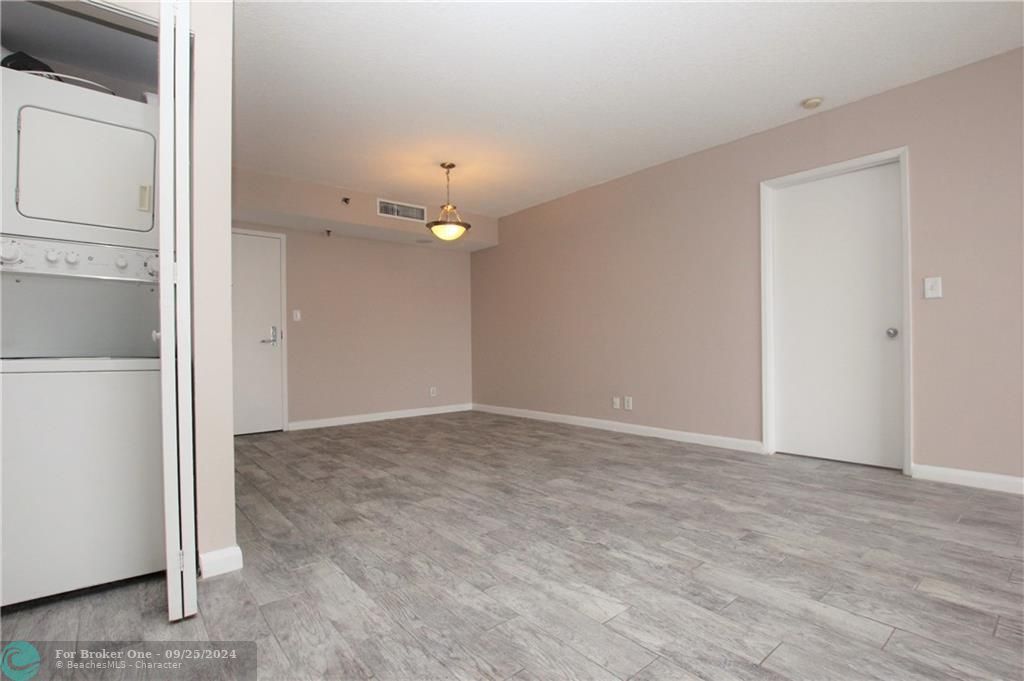 Active With Contract: $2,700 (2 beds, 2 baths, 1200 Square Feet)