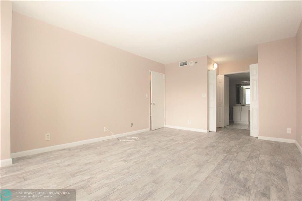 Active With Contract: $2,700 (2 beds, 2 baths, 1200 Square Feet)