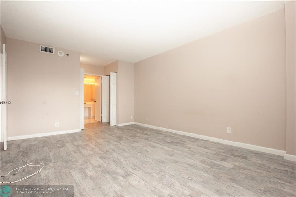 Active With Contract: $2,700 (2 beds, 2 baths, 1200 Square Feet)