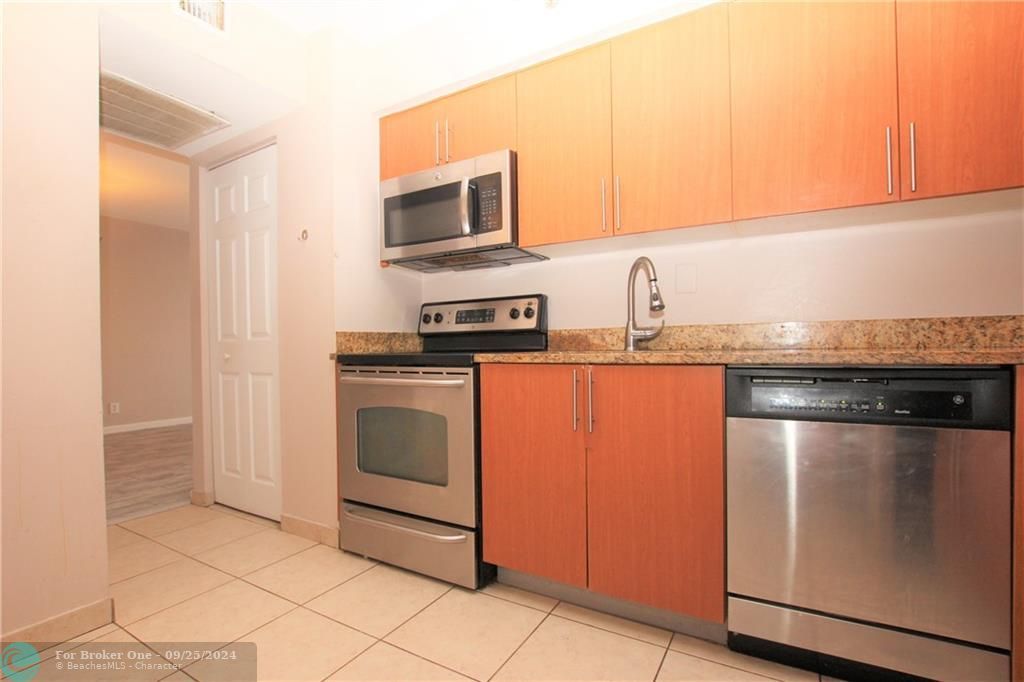 Active With Contract: $2,700 (2 beds, 2 baths, 1200 Square Feet)