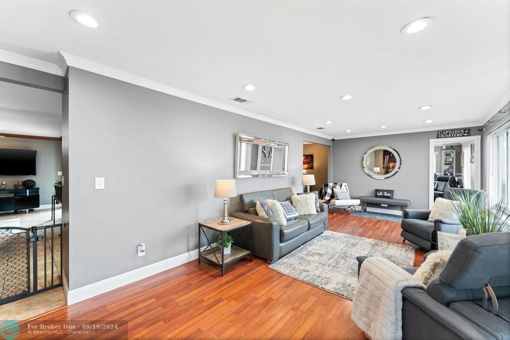 For Sale: $999,999 (5 beds, 2 baths, 2121 Square Feet)