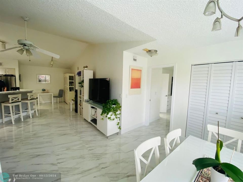 Active With Contract: $2,250 (2 beds, 2 baths, 1027 Square Feet)