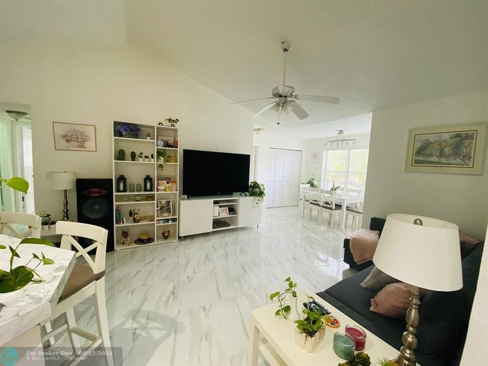 Active With Contract: $2,250 (2 beds, 2 baths, 1027 Square Feet)